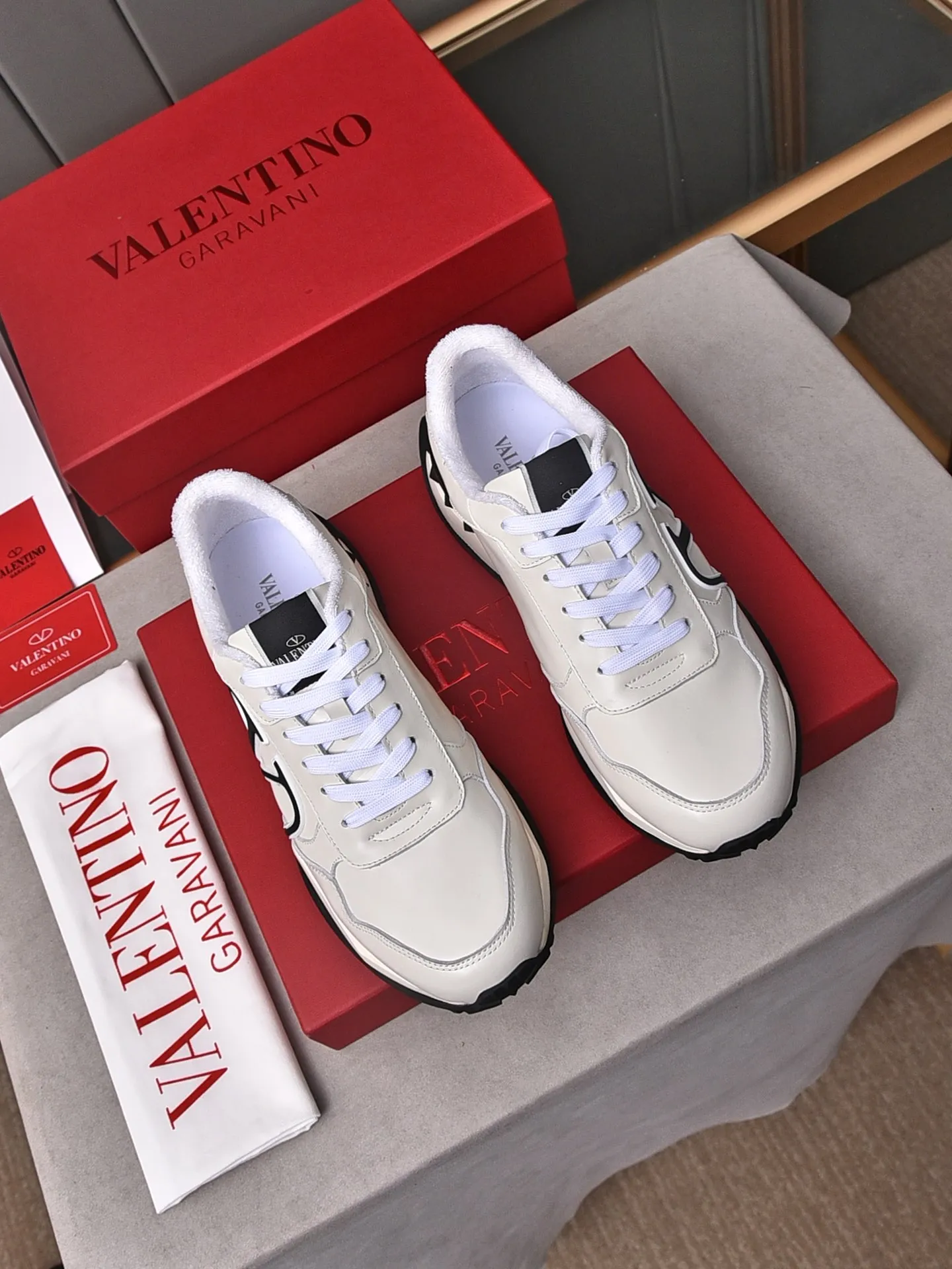 Men's men's shoes 💰560❣️🔺Valentino🔺Valentino New casual shoes Forrest Gump shoes Sports shoes ☑️ The latest popular models on the catwalk, the same style worn by Yang Yang, Zhang Yixing, Guan Xiaotong and many other stars. The upper is glued and embossed with craftsmanship. The oversized LG shows luxury and domineering. It is so beautiful that it is so handsome that it shows a different casualness and fashion. It is a must-have for men‼ ️Material: Original custom-made first-layer cowhide for the upper. Lining: High-density breathable terry cloth. Outsole: Original molded steel-stamped foam combination sole Size: Male 39~44 (45 is custom-made and non-returnable) Full set of counter original packaging